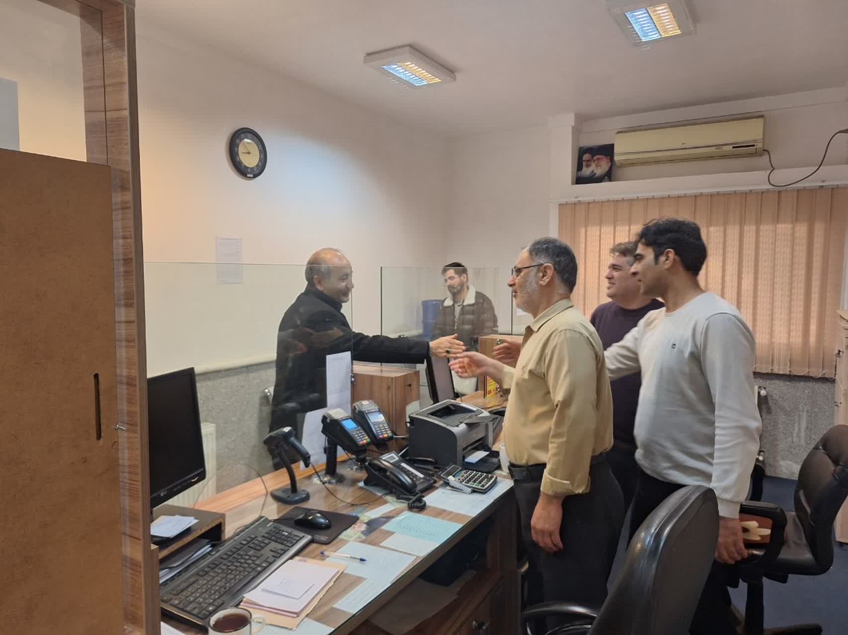 بازدید سرزده فرماندار آزادشهر از اداره گاز: رضایت‌مندی مردم در اولویت مأموریت‌های اداره گاز باشد